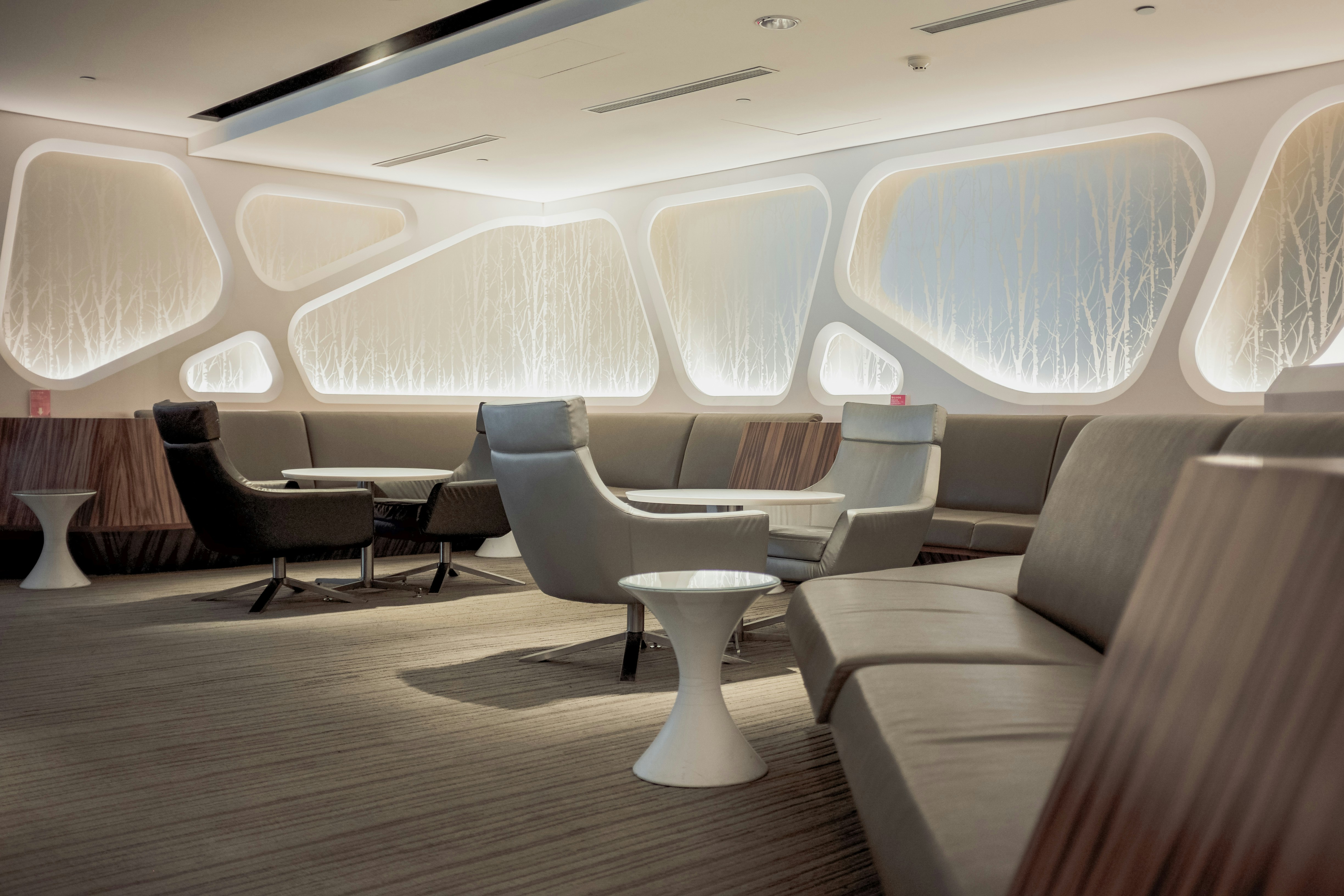 How to Score Exclusive Airport Lounge Access Without Elite Status